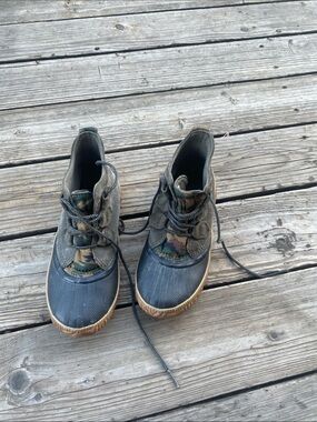 Sorrel slightly used camo women’s hiking boots